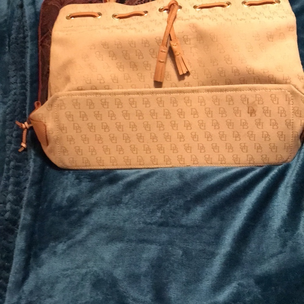 - Very nice Dooney and Bourke Tote! - Picture 3 of 13